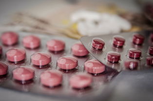 柑橘腳腐病早期癥狀（柑橘小腳?。? /></p><p>2、發(fā)病初期，病部樹(shù)皮呈水漬狀，有酒糟氣味，顏色變褐，常滲出褐色膠液。氣候干燥時(shí)，病斑干裂；溫暖、潮濕時(shí)，病部不斷向縱橫擴(kuò)展，病斑迅速擴(kuò)大，向下蔓延至根群，向上蔓延一般不超過(guò)離地面30厘米，橫向擴(kuò)展常使樹(shù)干一圈均勻腐爛，上下輸導(dǎo)作用被割斷，造成環(huán)割，最終導(dǎo)致植株死亡。</p><p>3、【癥狀】此病主要發(fā)生在主干基部。先在根頸皮層開(kāi)始發(fā)病，病斑不規(guī)則，病組織初期呈褐色腐爛，水漬狀，有酸臭味，在適宜條件下病斑擴(kuò)展迅速，可引起根頸、主根、側(cè)根和須根腐爛。在干燥條件下病斑開(kāi)裂變硬，葉片相應(yīng)變黃、脫落，花量大，結(jié)果多，不正常早熟，味酸。</p><p>4、病葉 病果 病斑放大 病原菌 新梢受害癥狀與葉片相似，但突起不明顯，病斑分散或連成一片，枝梢短小扭曲。</p><p>5、柑橘酸腐病是一種危害柑橘作物的真菌 *** ，病菌從果實(shí)蒂部或傷口侵入，引發(fā)初期水漬狀的圓形病斑。這些病斑會(huì)迅速蔓延至整個(gè)果實(shí)表面，導(dǎo)致病部組織變軟多汁，呈現(xiàn)出黃褐色，宛如被開(kāi)水燙過(guò)一般。輕輕擦拭果皮，會(huì)發(fā)現(xiàn)外表皮很容易脫離，觸之即破。</p><p style=